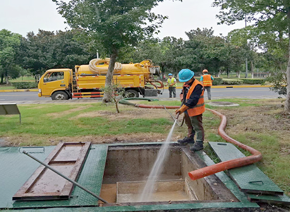 光泽化油池清理