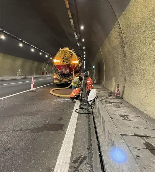 光泽隧道排水渠清淤